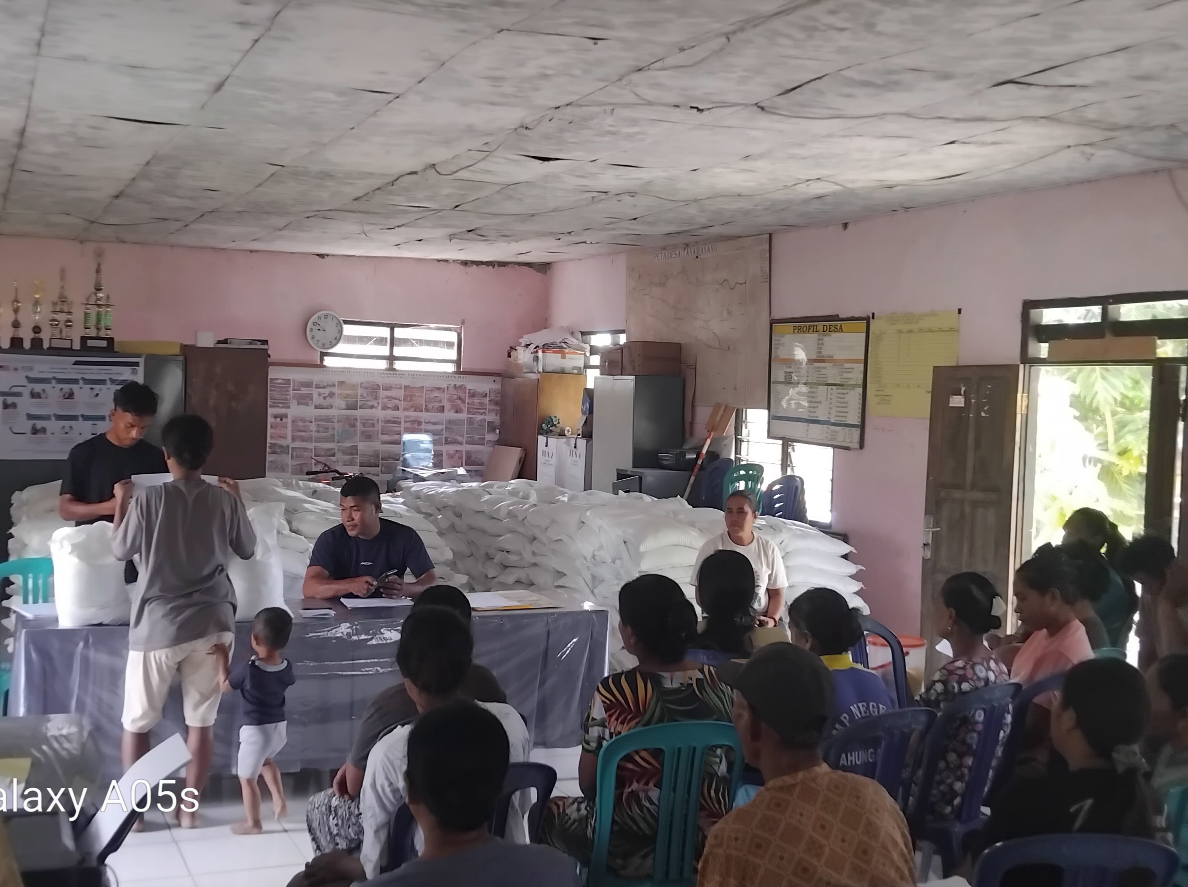 Pembagian Bantuan Pangan di Desa Tanamanang